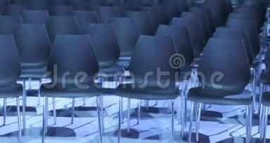 <strong>大型</strong>空<strong>会</strong>议厅，为观众和观众提供一排座位。